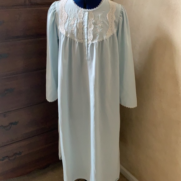 Miss Elaine long-sleeved silky nightgown. - Picture 3 of 13